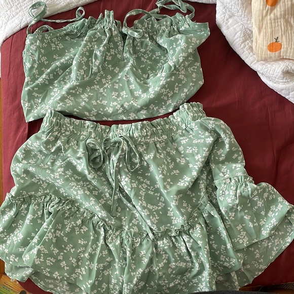 3/$20 ZAFUL Ditsy Print Ruffle Smocked Loose Shorts
Set - Light Green M - Picture 5 of 5